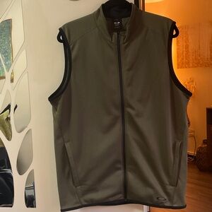 Oakley Men's Green Sleeveless Vest (L)